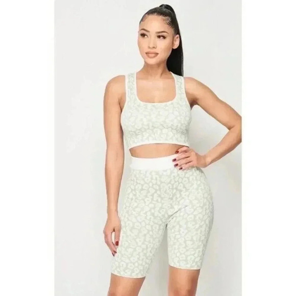 Boutique Privy Green Leopard Print Knit Biker Shorts M - Picture 1 of 4